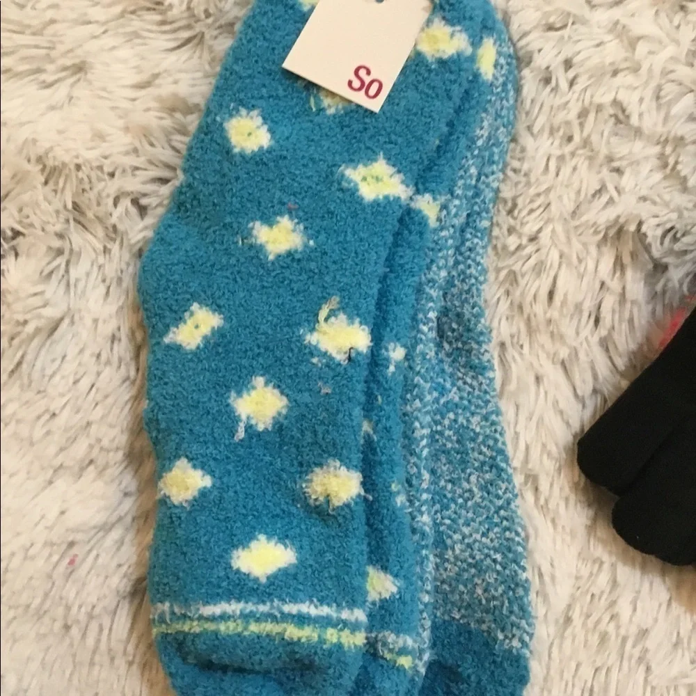 SO OSFM set 3 gloves & 2 pk fuzzy socks tye dye/blue